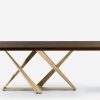 Moderan sto sa drvenom pločom i zlatnim X nogama