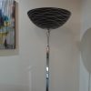Visoka podna lampa sa crnim abažurom sa belim talasastim linijama