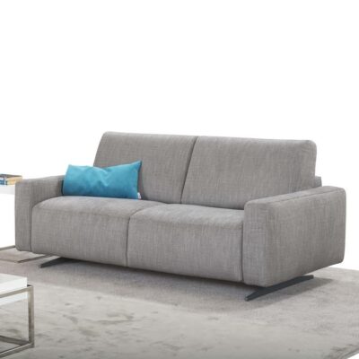 Siva sofa sa plavim jastukom