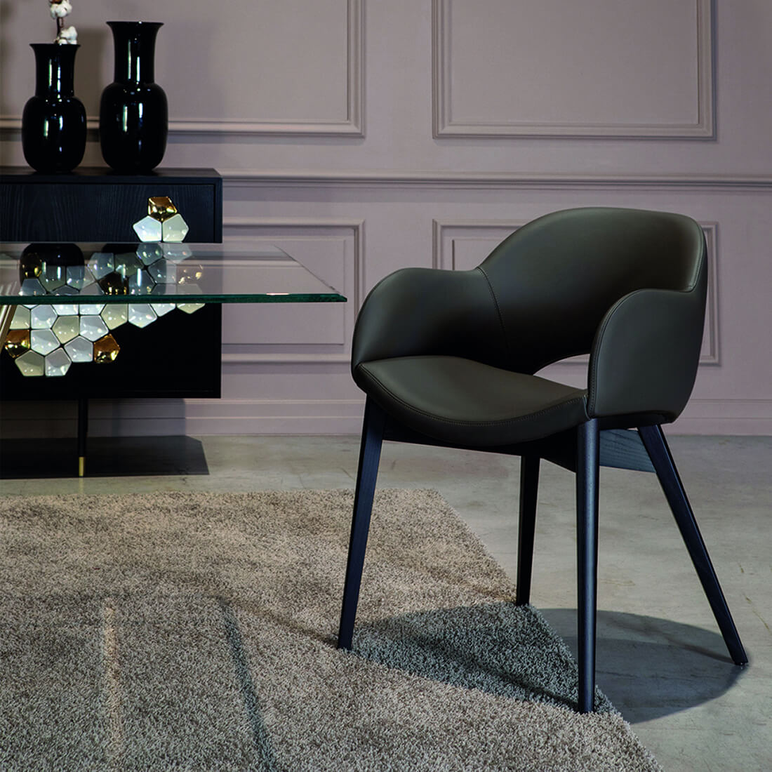 Elegantna crna stolica sa zakrivljenim naslonima