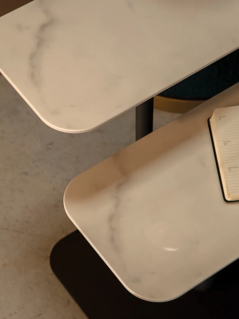 Detalj keramičkih ploča Statuario stola Levels Tonin Casa