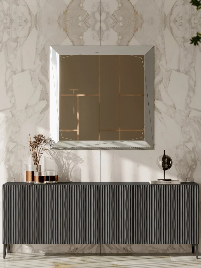 Kvadratno ogledalo Diamante 120 × 120 cm sa fazetiranim ramom od ogledala, iznad komode na mermernom zidu – Bontempi Casa, Ivex Mobili
