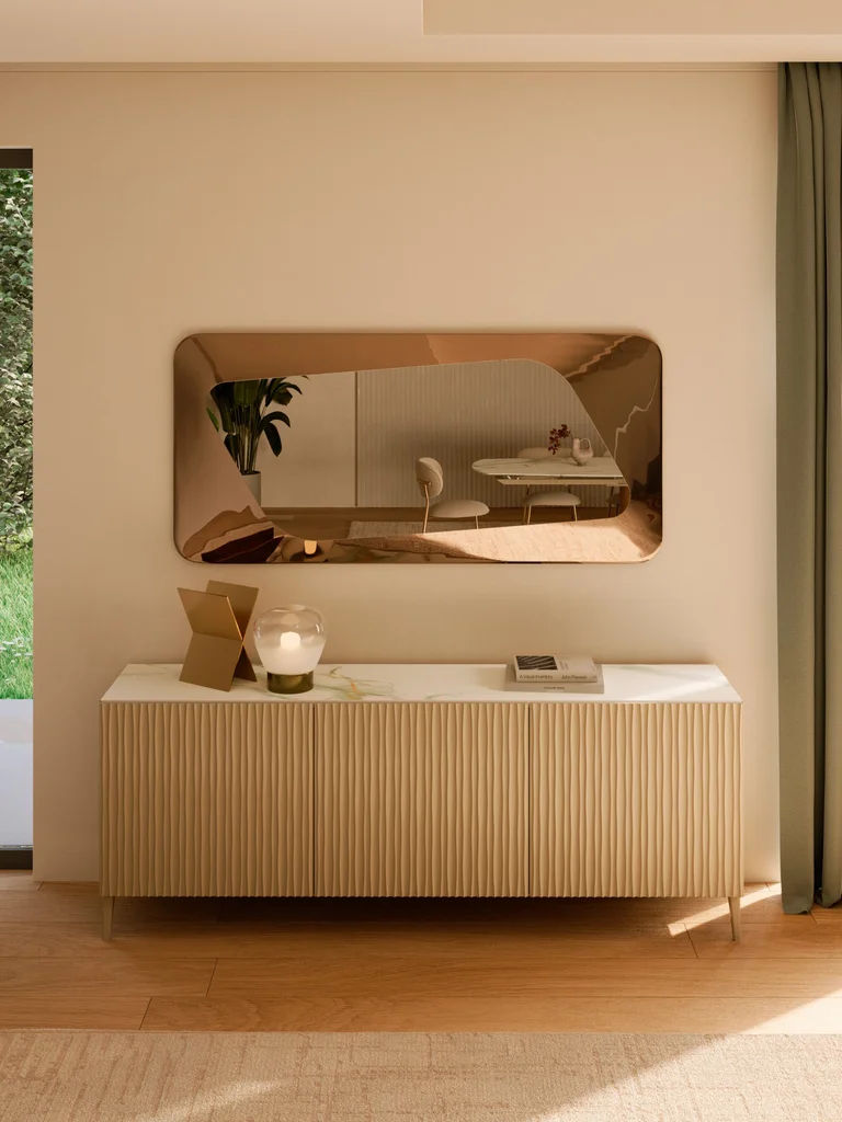 Ogledalo Focus 180 × 85 cm u bronzanoj završnici sa talasastim reljefnim okvirom, iznad komode – Bontempi Casa, Ivex Mobili