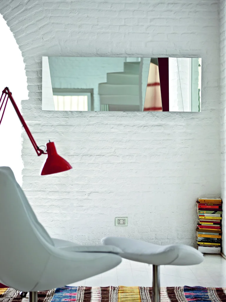Pravougaono ogledalo Illusion 148 × 50 cm okačeno vodoravno na beli zid od cigle – Bontempi Casa, Ivex Mobili
